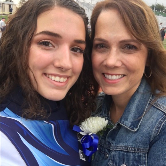 Meet your Posher, Donna 👋🏖 Mom of 6 awesome kids - Picture 3 of 7